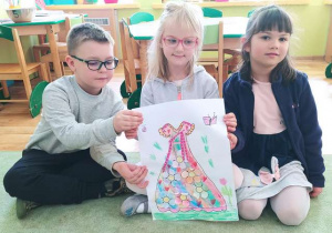 Dzieci pokazują suknię, którą wykonały dla Pani Wiosny.